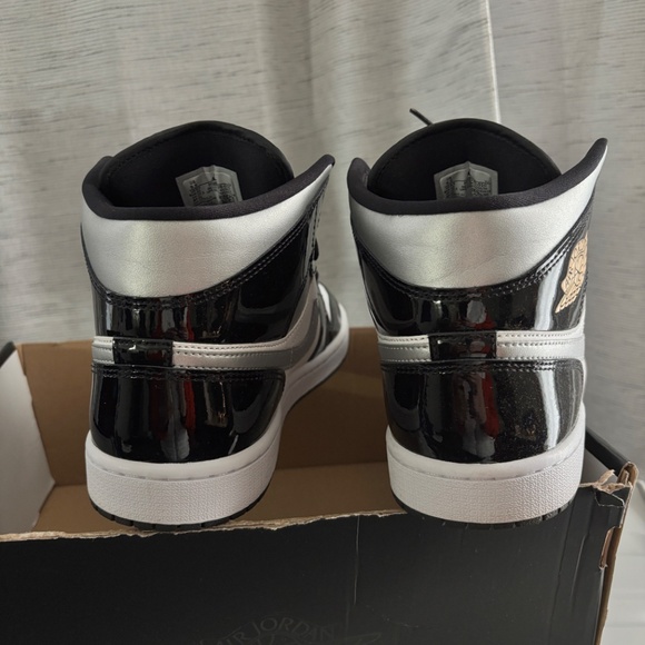 Air Jordan 1 Mid SE – Black/White/Metallic Silver - Picture 3 of 9